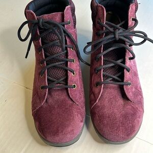 3/$25 Duluth Trading Co Womens Purple Suede Lace Up Hiking Ankle Boots. Size 7.